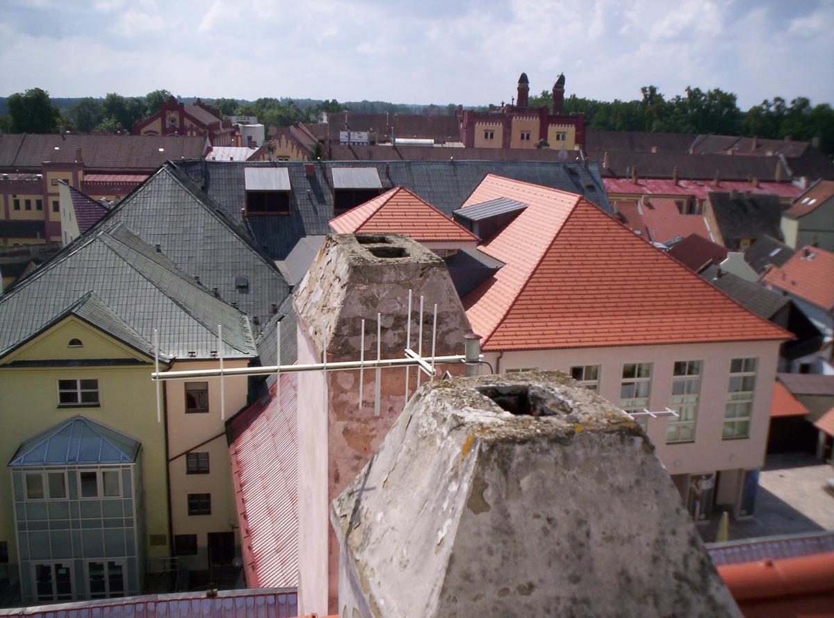 Pohled přes střechy domů  k pivovaru 