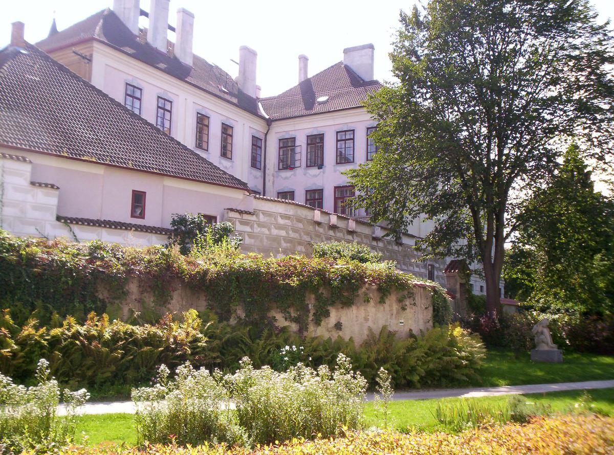 Barokní část zámku s opevněním