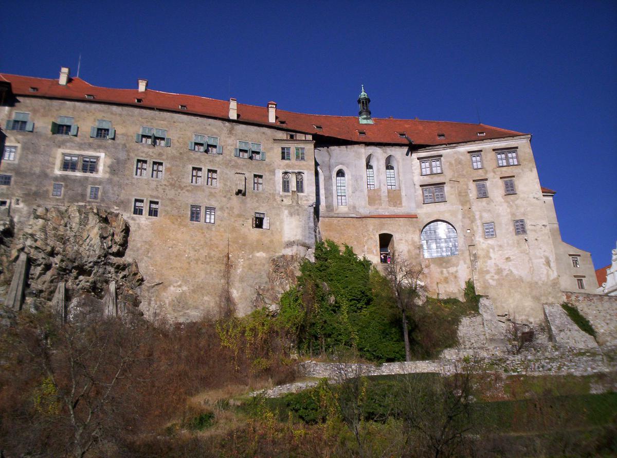 Pohled na zámek od řeky Vltavy