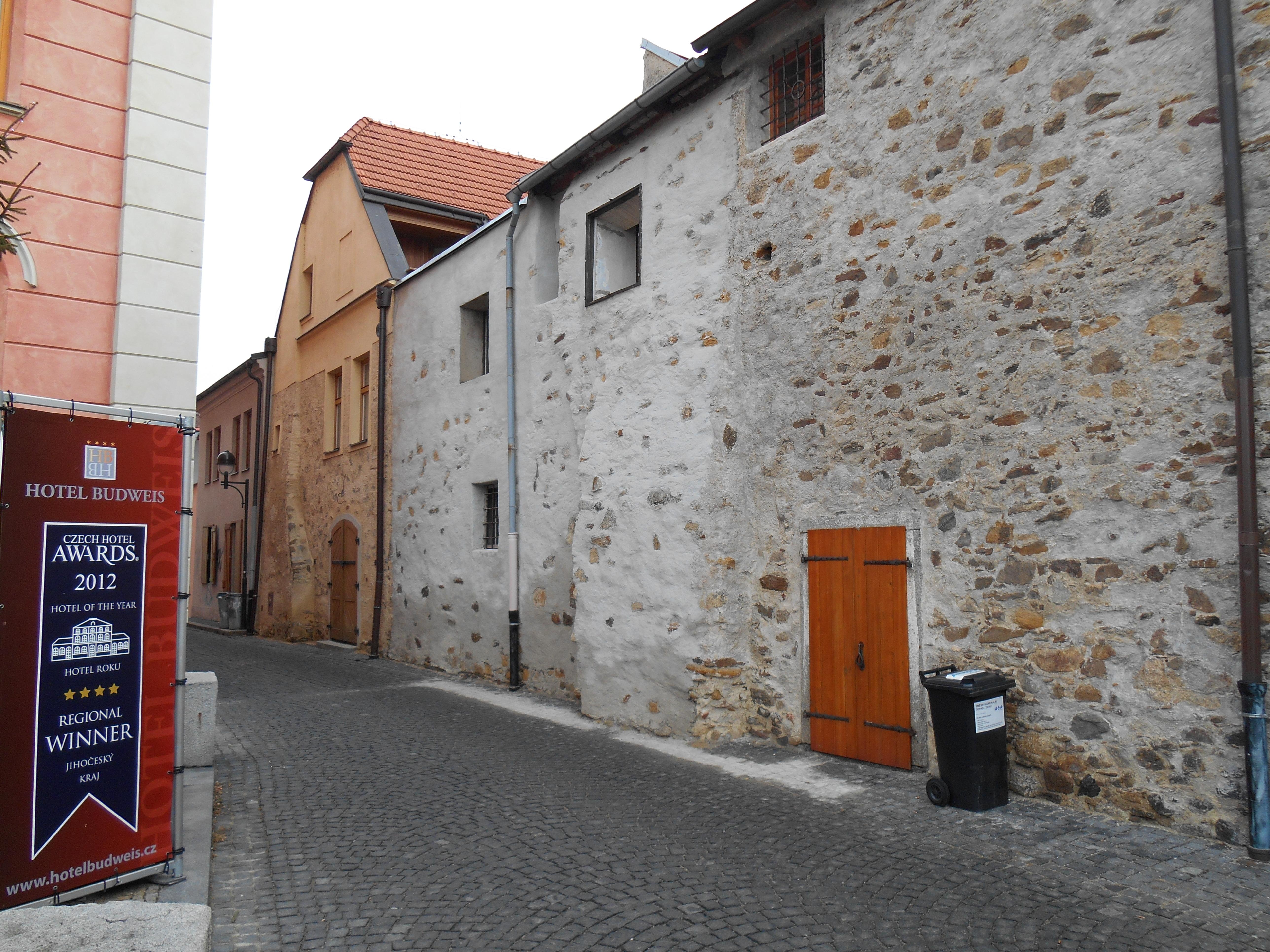 Zbytky hradeb jako součást domů - Mlýnská ulice