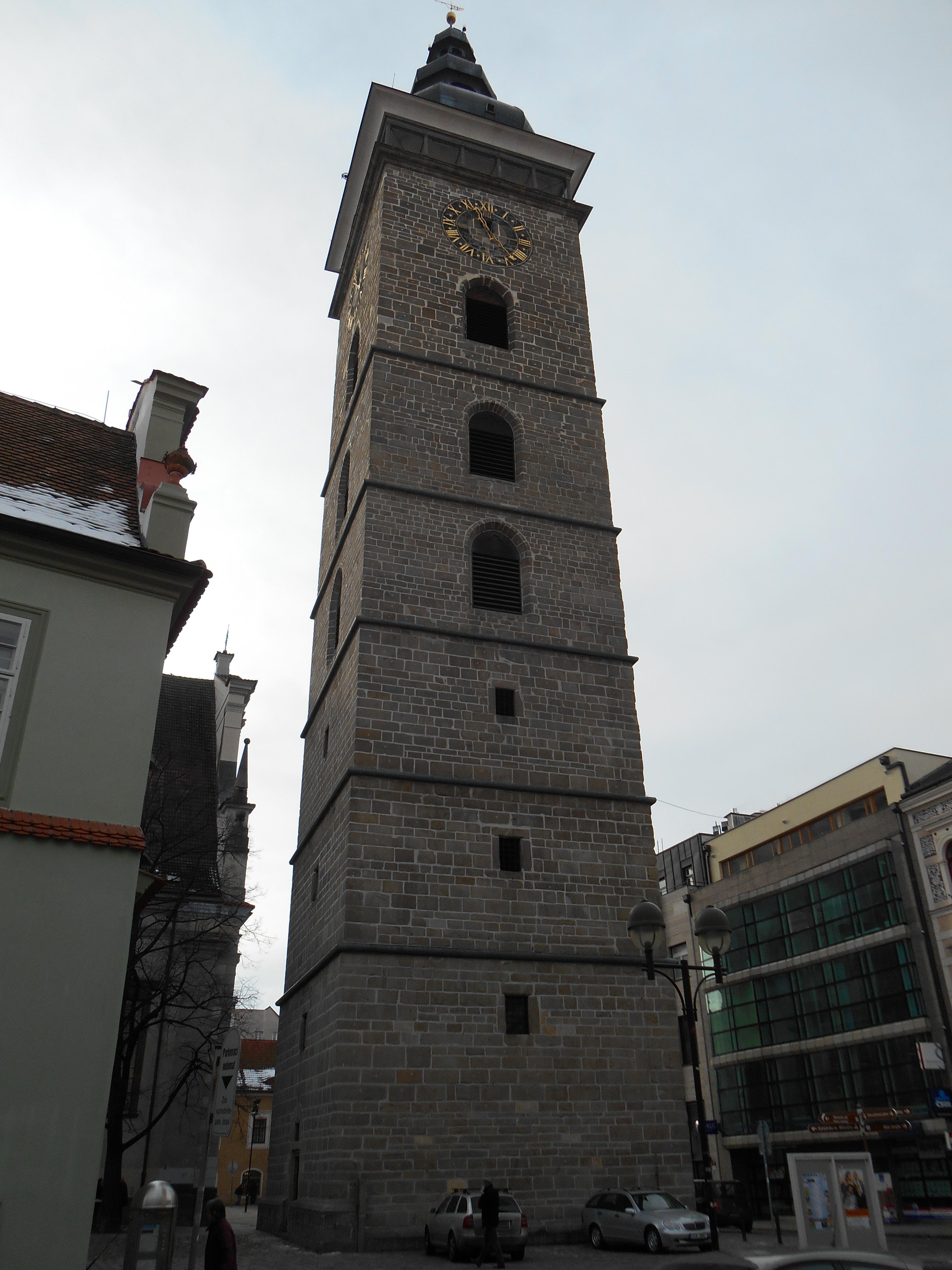 Černá věž z ulice Hroznová