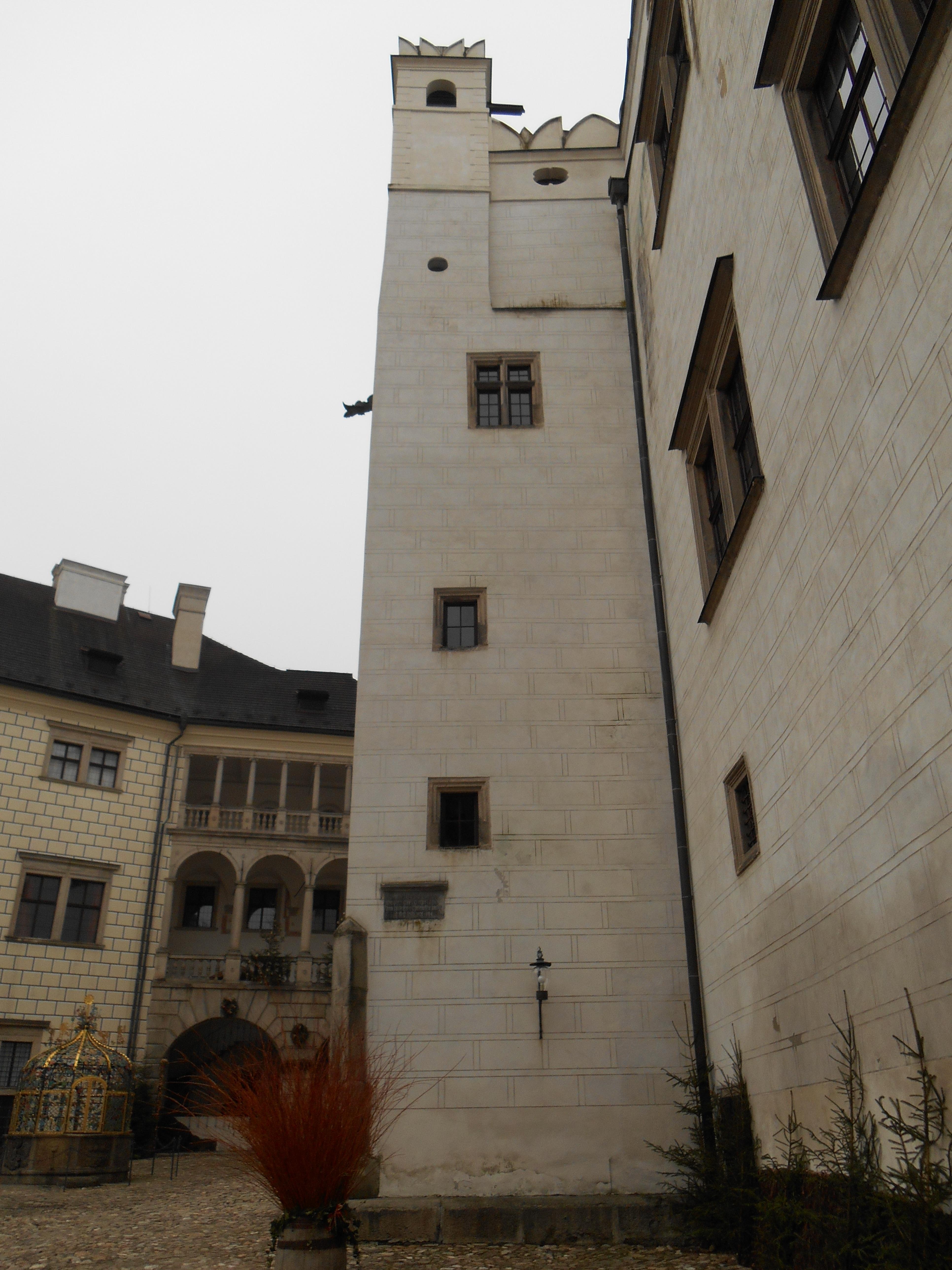 Pohled z boku na starý gotický palác